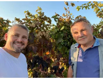 La un pahar de vin, cu cofondatorul Cramelor Békési