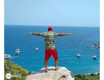 Oare am găsit destinația de vacanță perfectă pentru iubitorii de plante? Florin Bolohan ne invită în Skiathos, insula lui de suflet